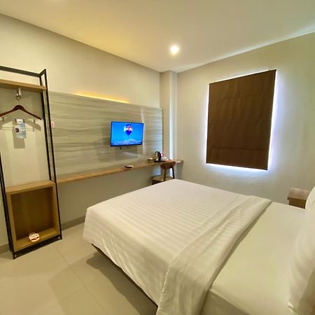 Front One Hotel Gombong Gombong  Экстерьер фото