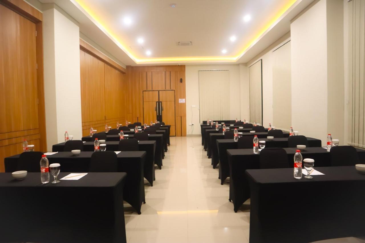 Front One Hotel Gombong Gombong  Экстерьер фото