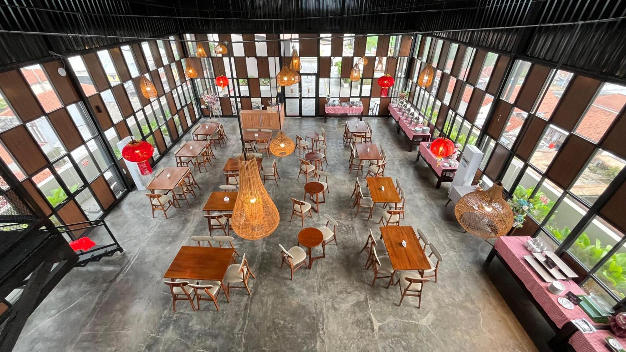 Front One Hotel Gombong Gombong  Экстерьер фото