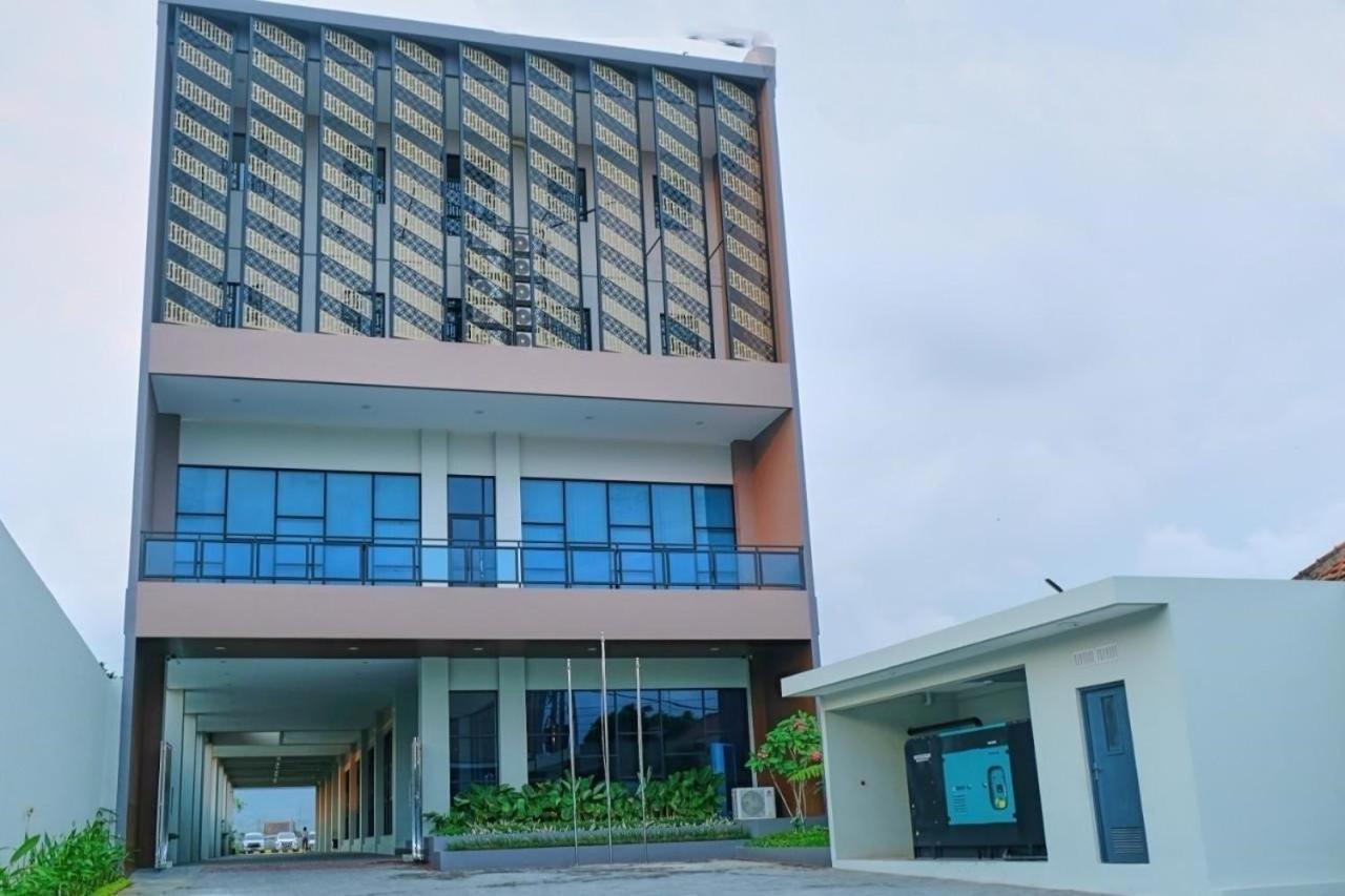 Front One Hotel Gombong Gombong  Экстерьер фото