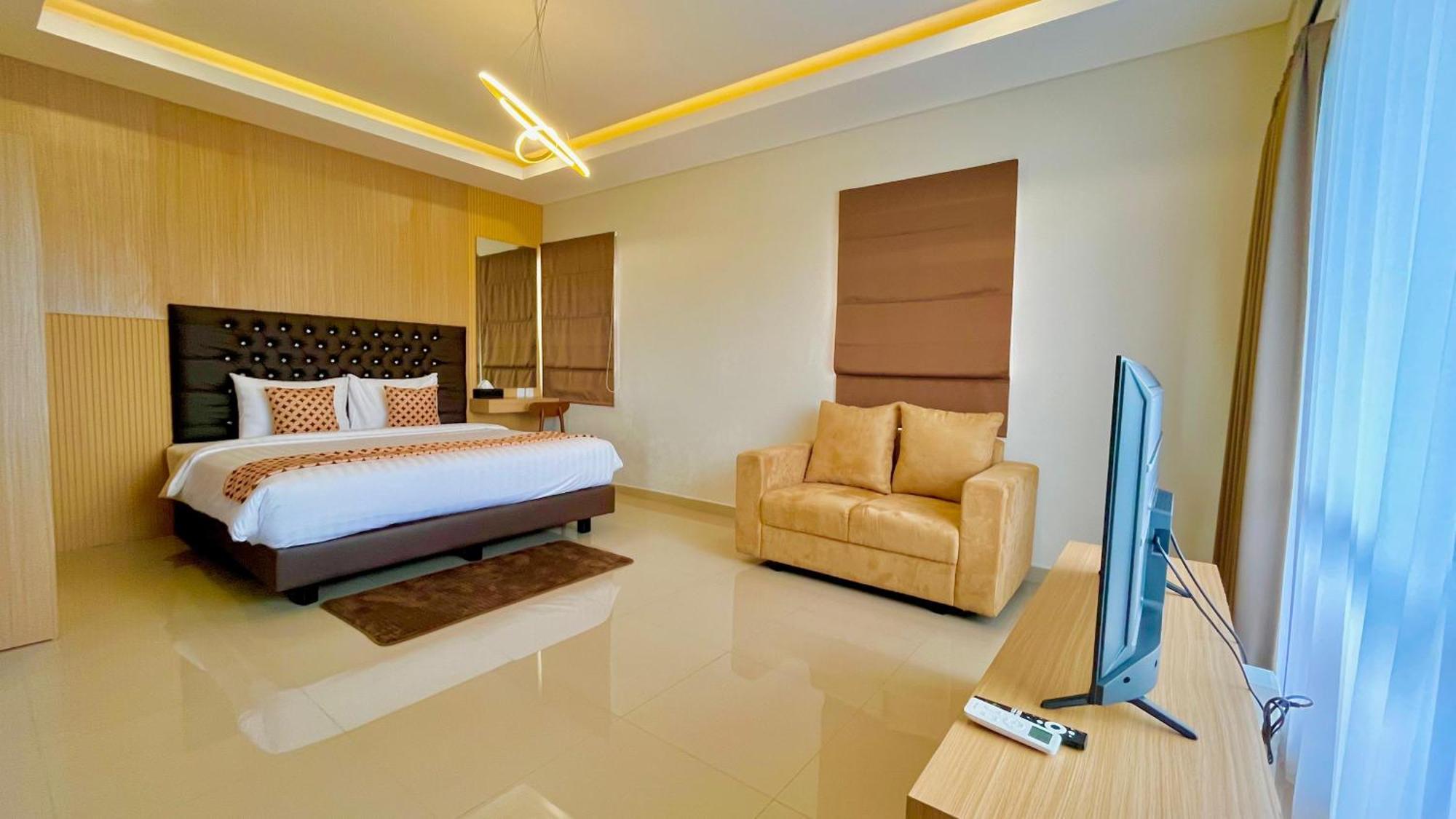 Front One Hotel Gombong Gombong  Экстерьер фото