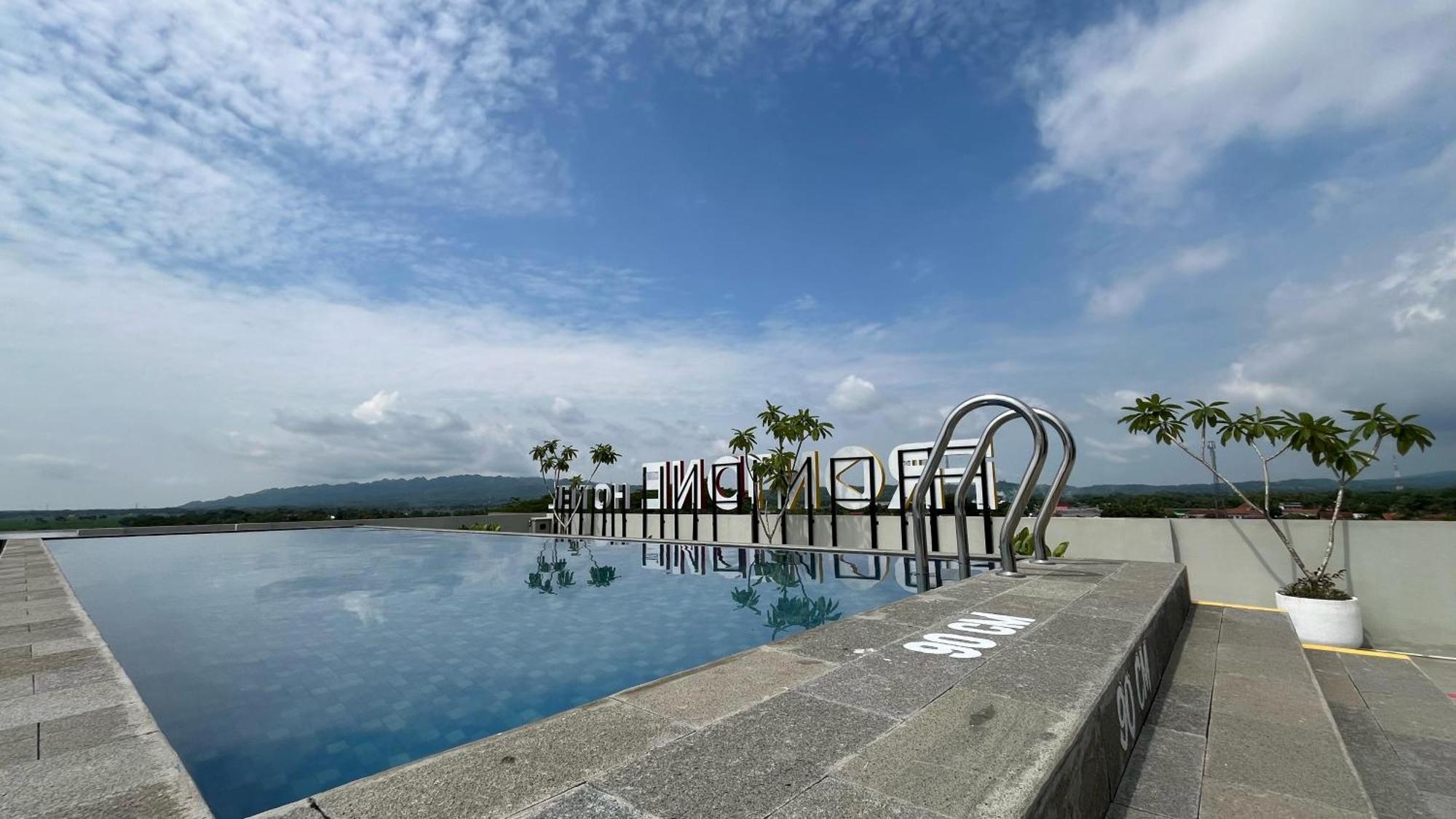 Front One Hotel Gombong Gombong  Экстерьер фото