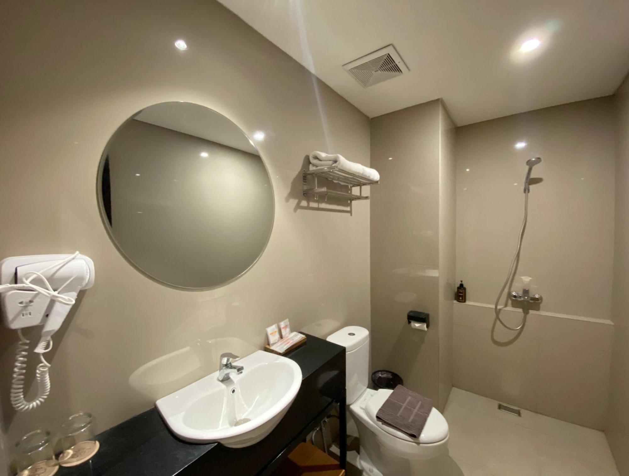 Front One Hotel Gombong Gombong  Экстерьер фото