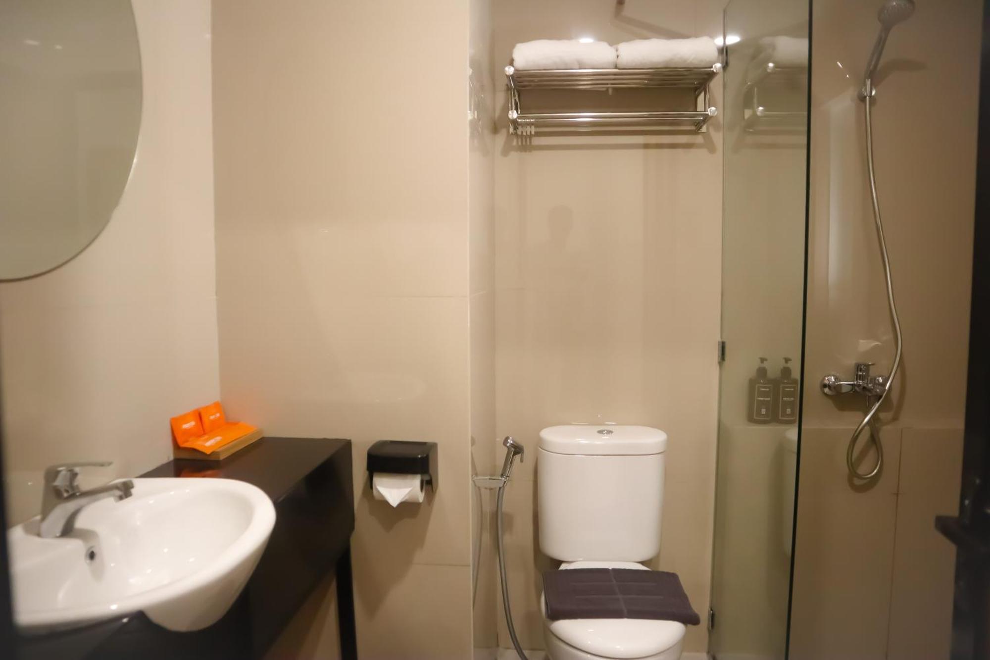 Front One Hotel Gombong Gombong  Экстерьер фото