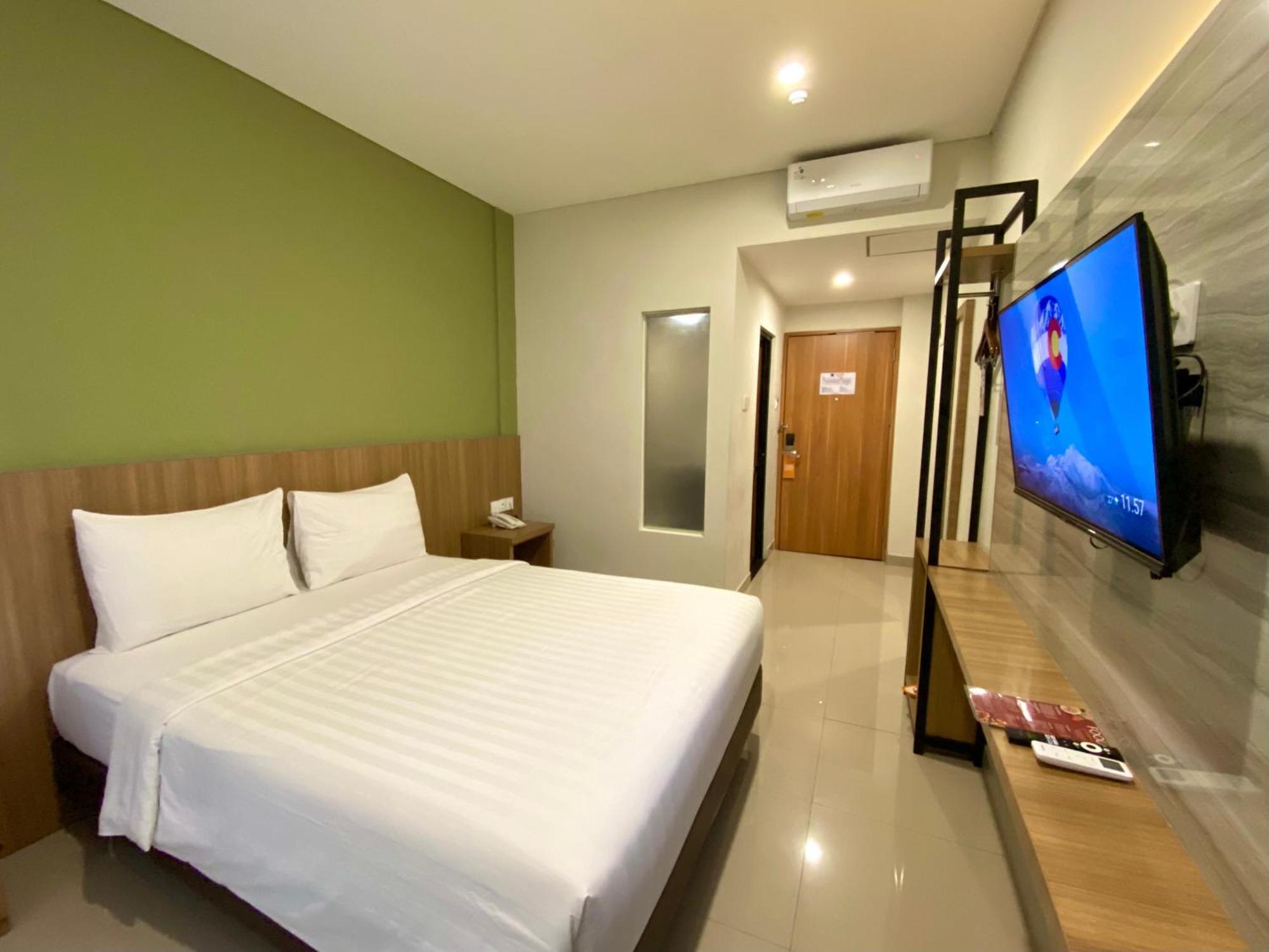Front One Hotel Gombong Gombong  Экстерьер фото