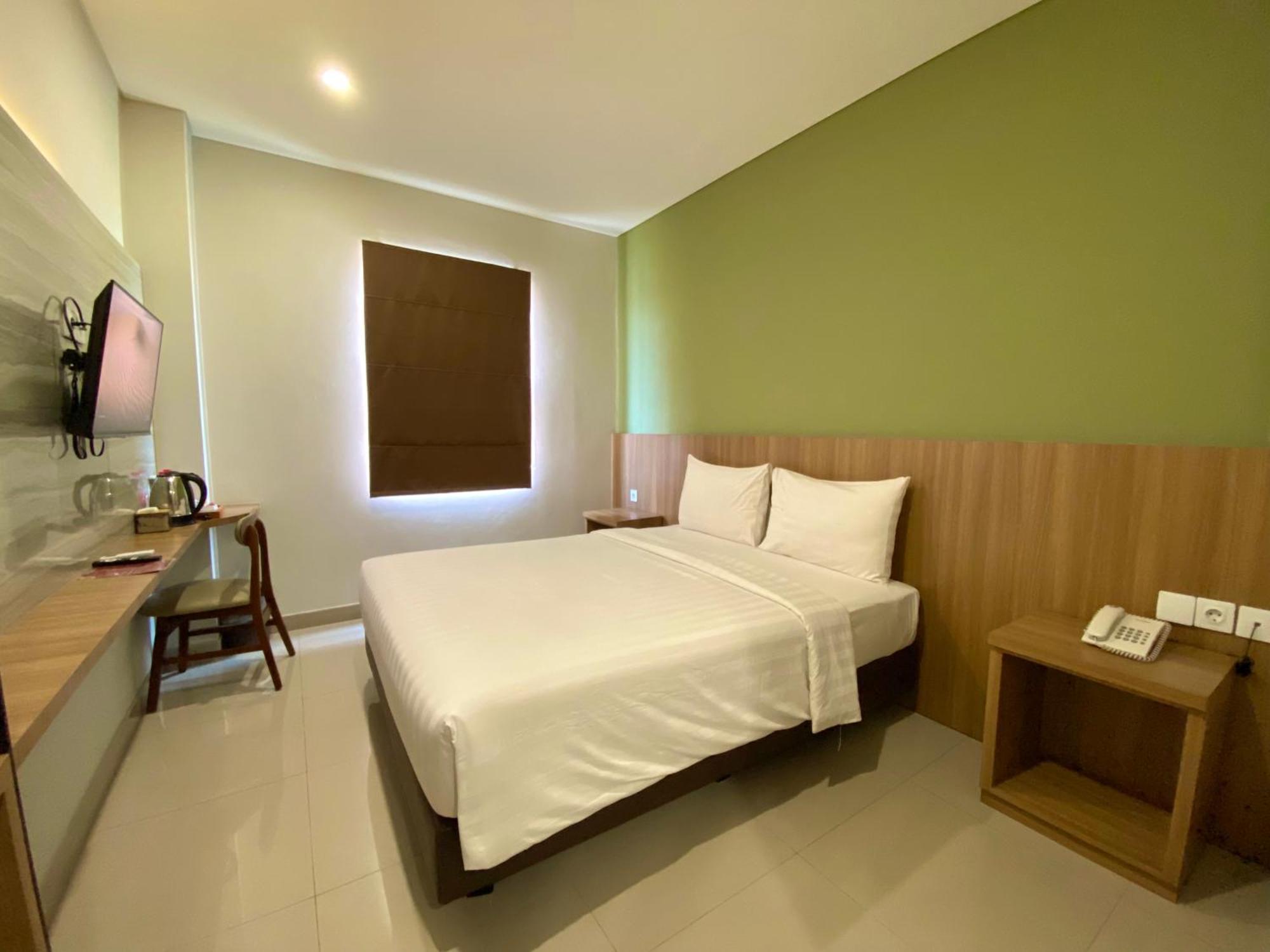 Front One Hotel Gombong Gombong  Экстерьер фото