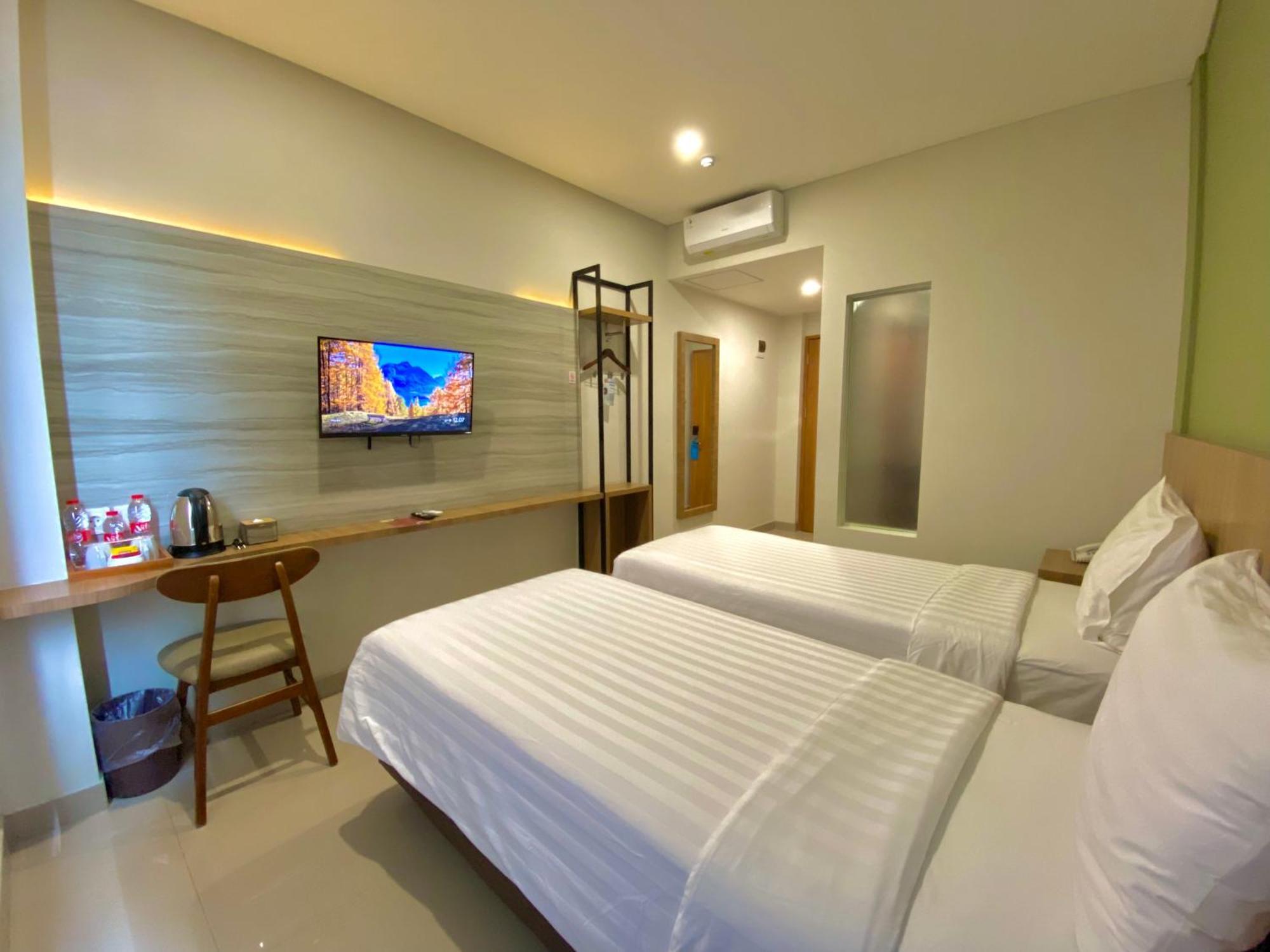 Front One Hotel Gombong Gombong  Экстерьер фото