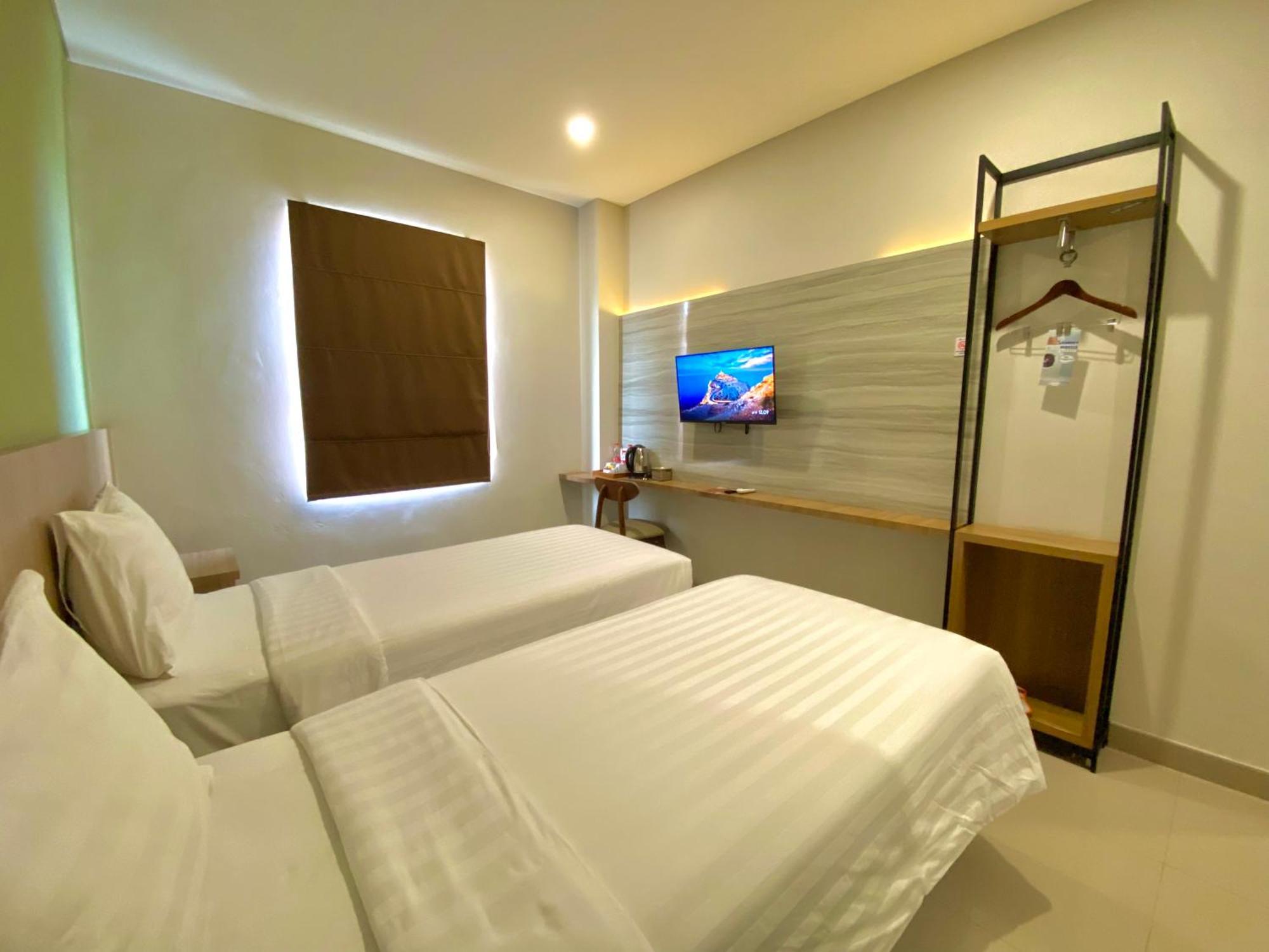 Front One Hotel Gombong Gombong  Экстерьер фото
