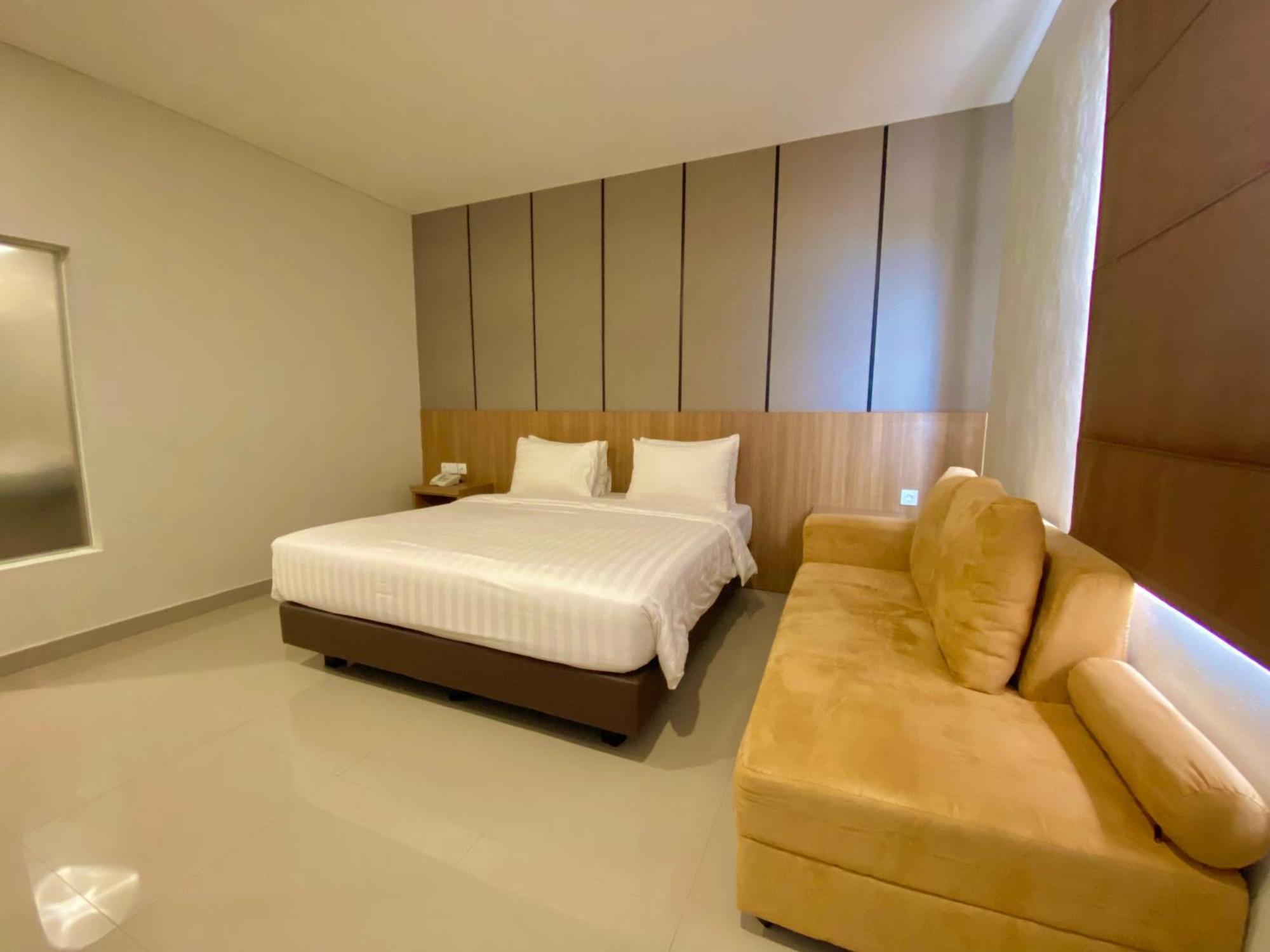 Front One Hotel Gombong Gombong  Экстерьер фото
