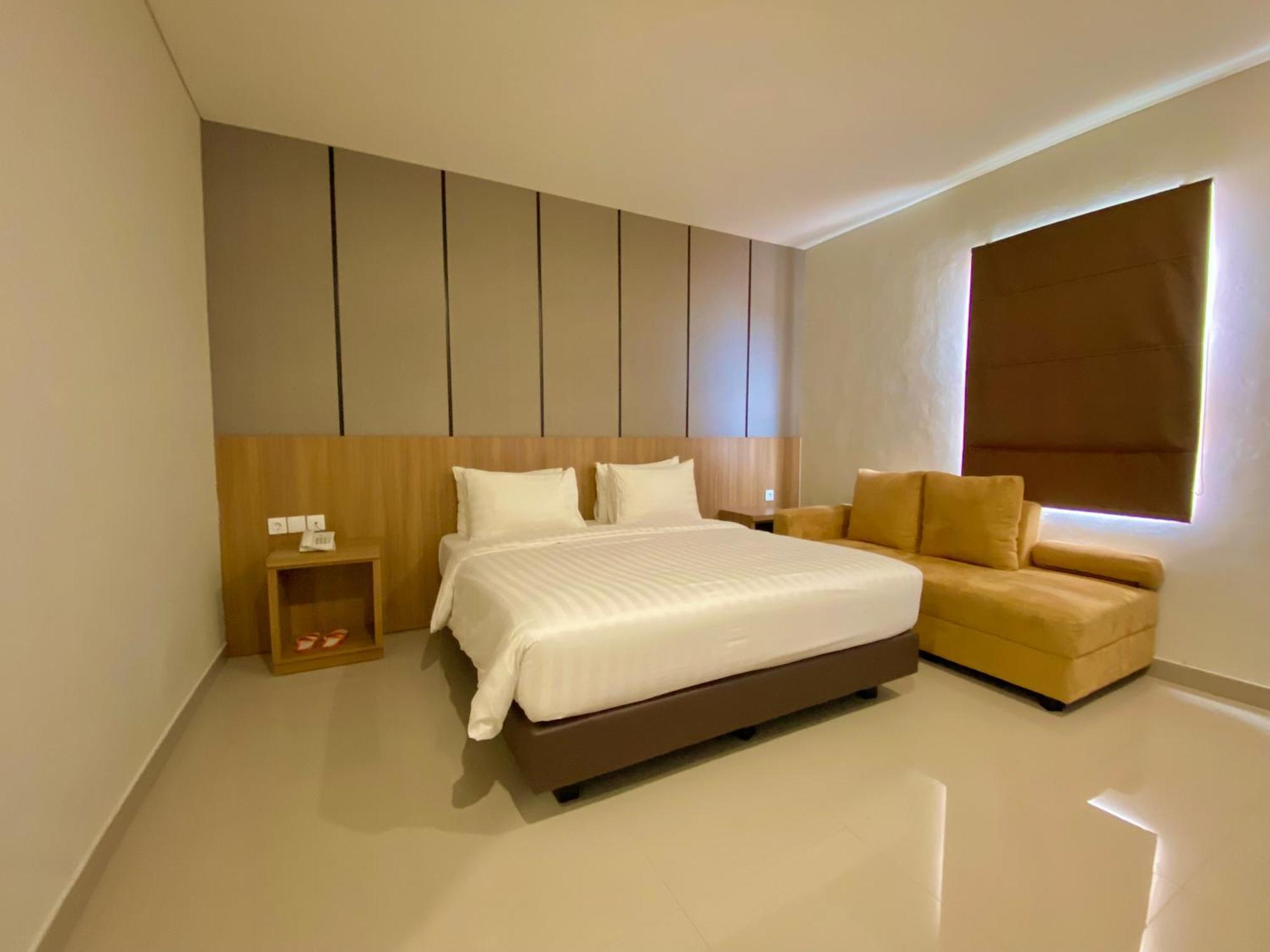 Front One Hotel Gombong Gombong  Экстерьер фото