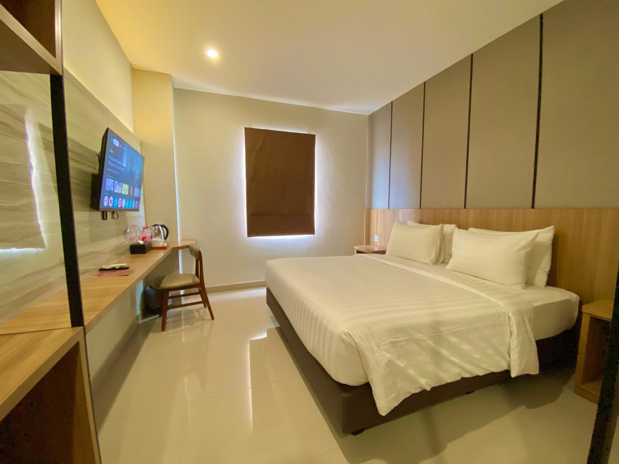 Front One Hotel Gombong Gombong  Экстерьер фото