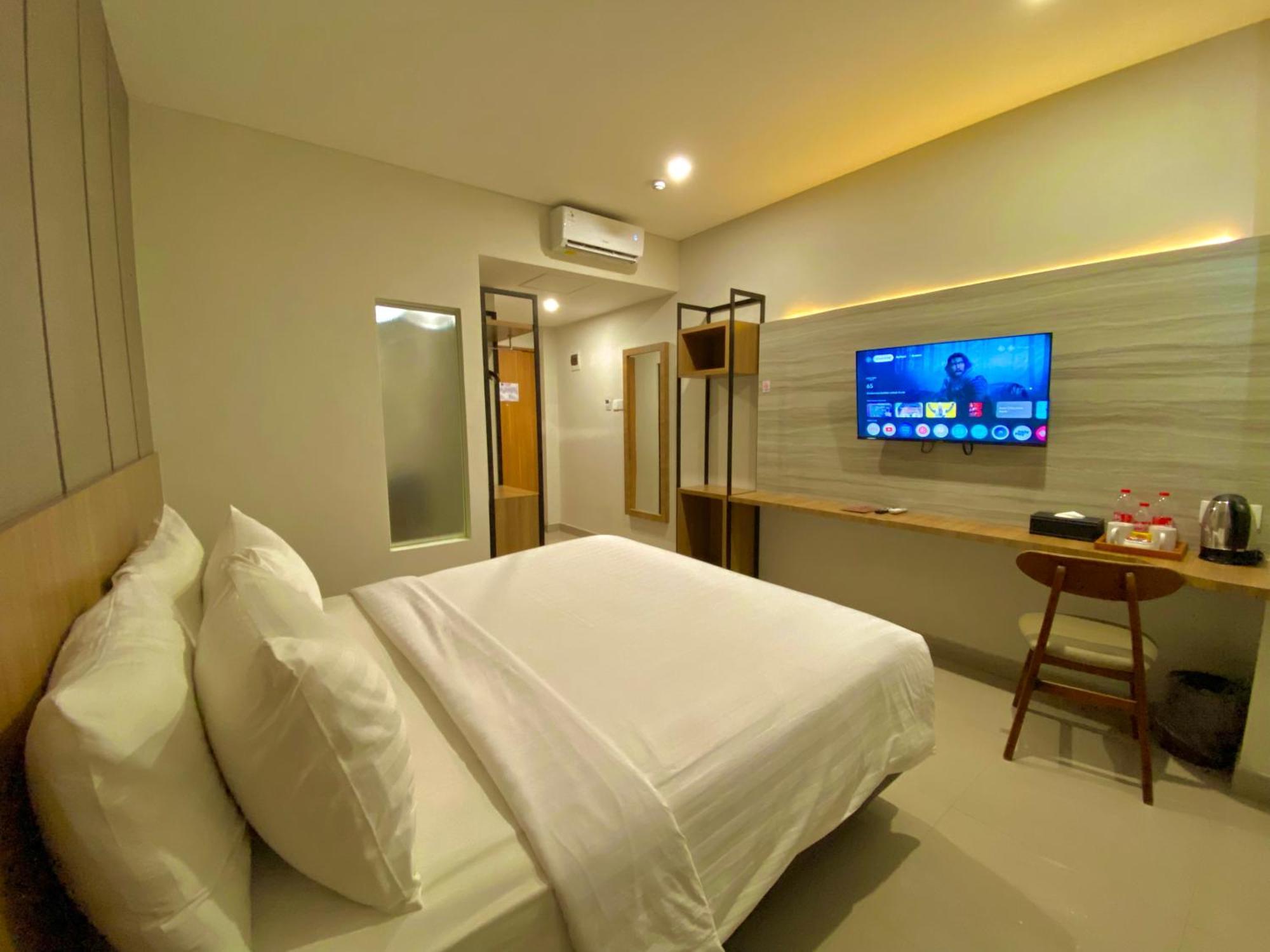 Front One Hotel Gombong Gombong  Экстерьер фото