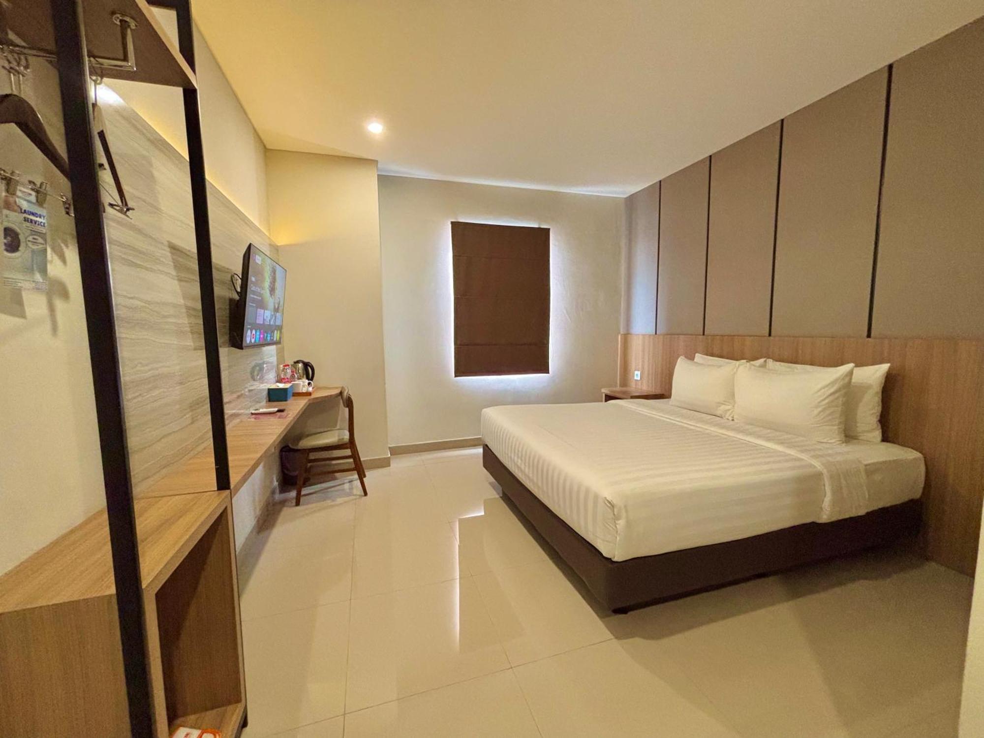 Front One Hotel Gombong Gombong  Экстерьер фото