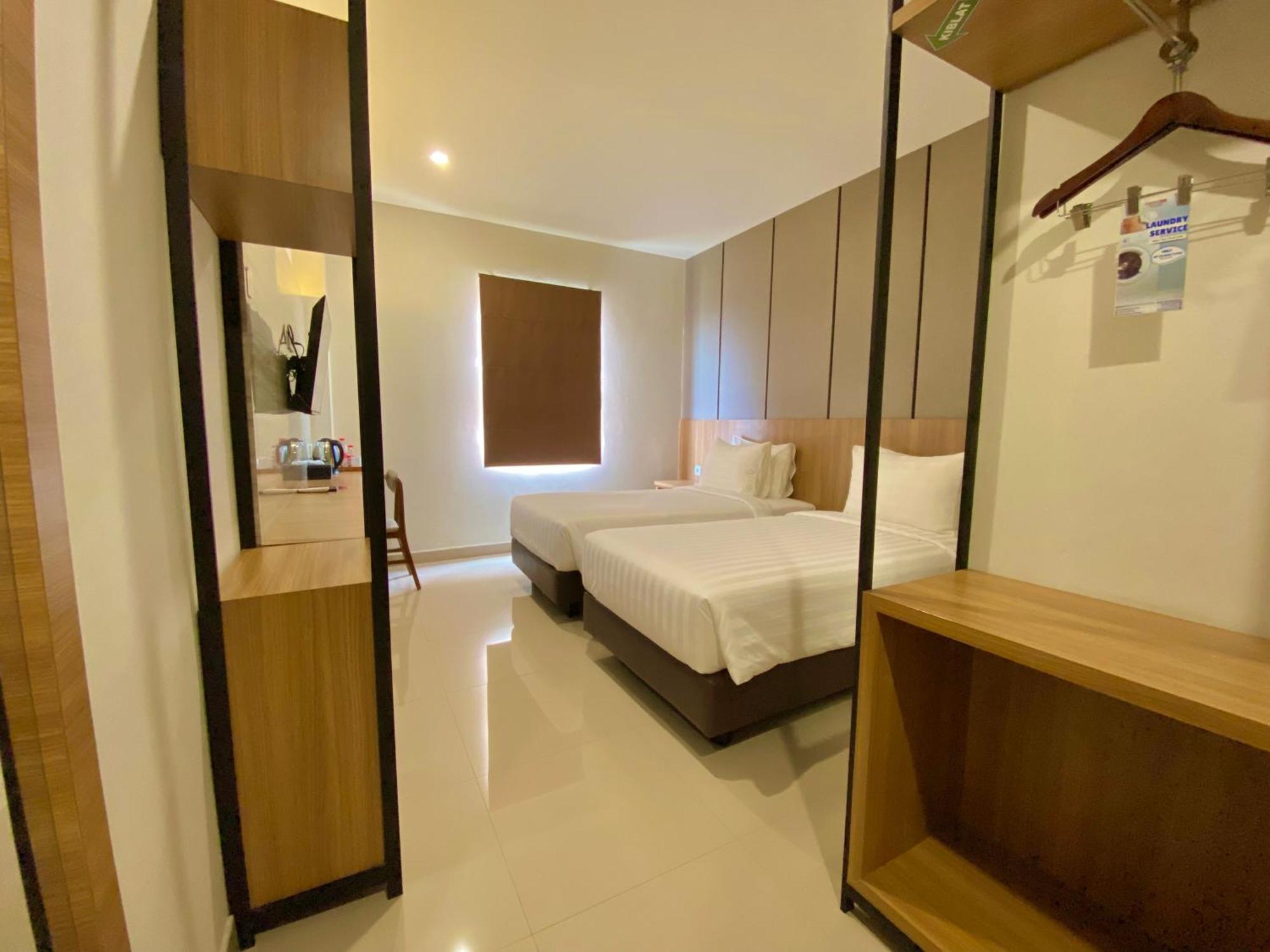 Front One Hotel Gombong Gombong  Экстерьер фото