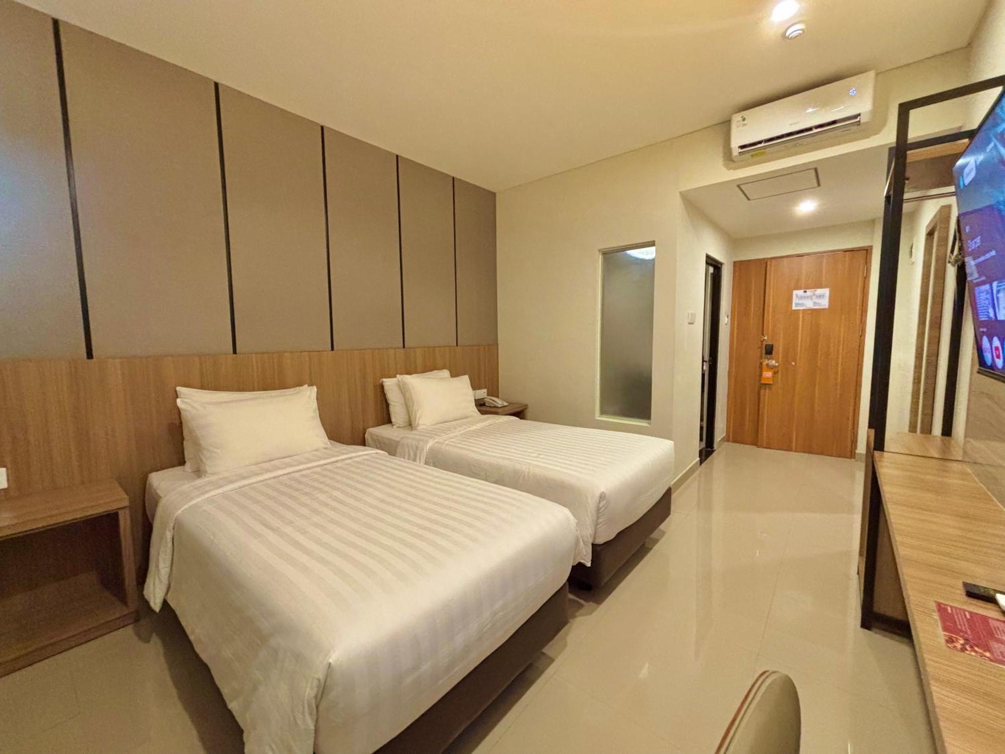 Front One Hotel Gombong Gombong  Экстерьер фото
