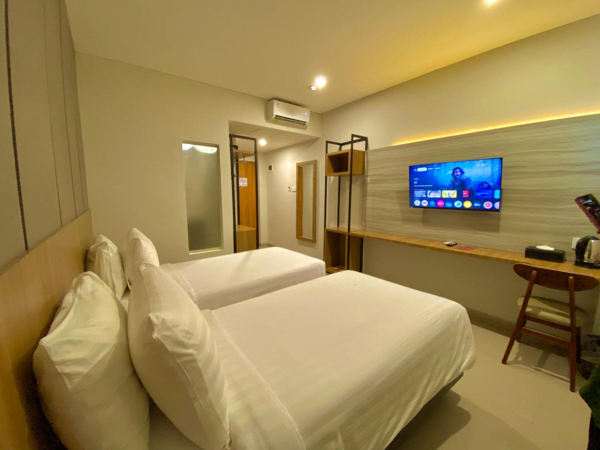 Front One Hotel Gombong Gombong  Экстерьер фото