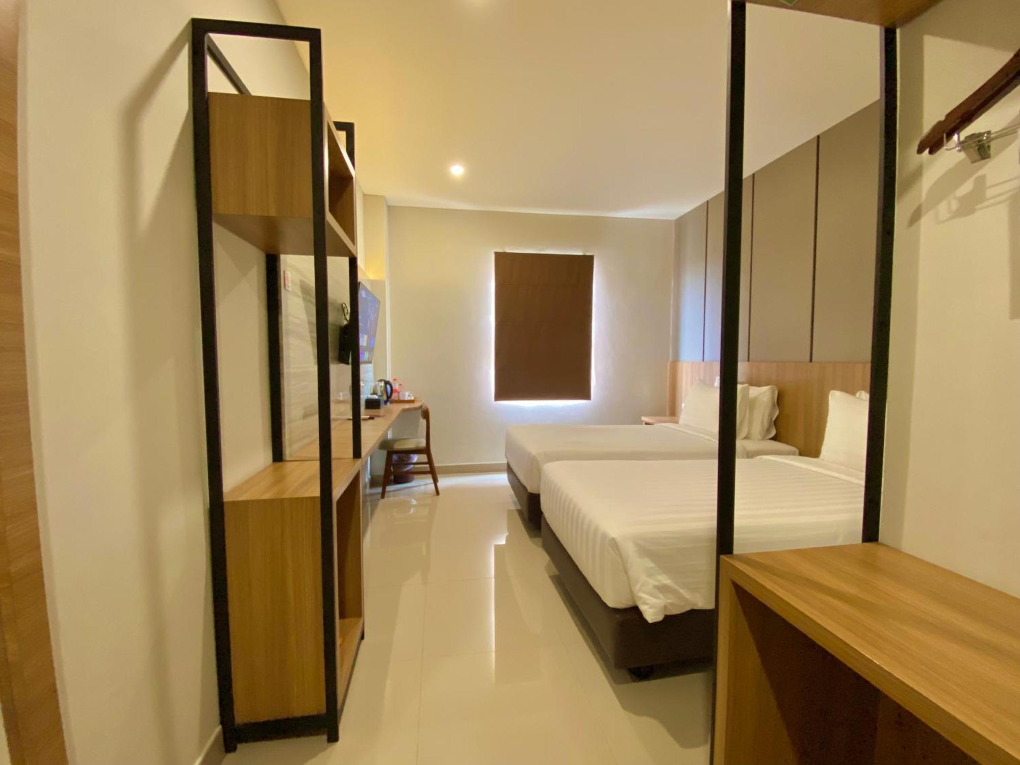 Front One Hotel Gombong Gombong  Экстерьер фото
