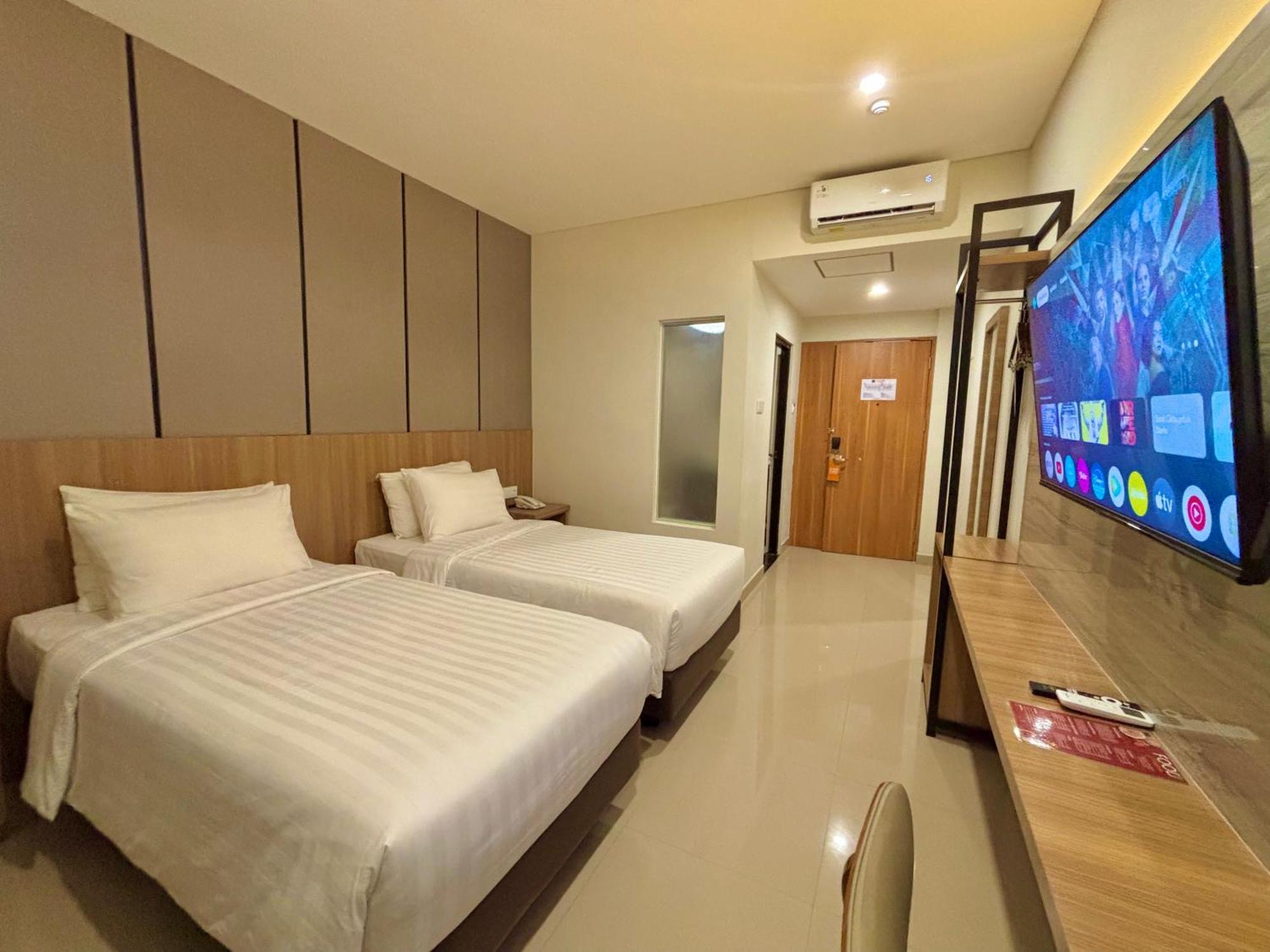 Front One Hotel Gombong Gombong  Экстерьер фото