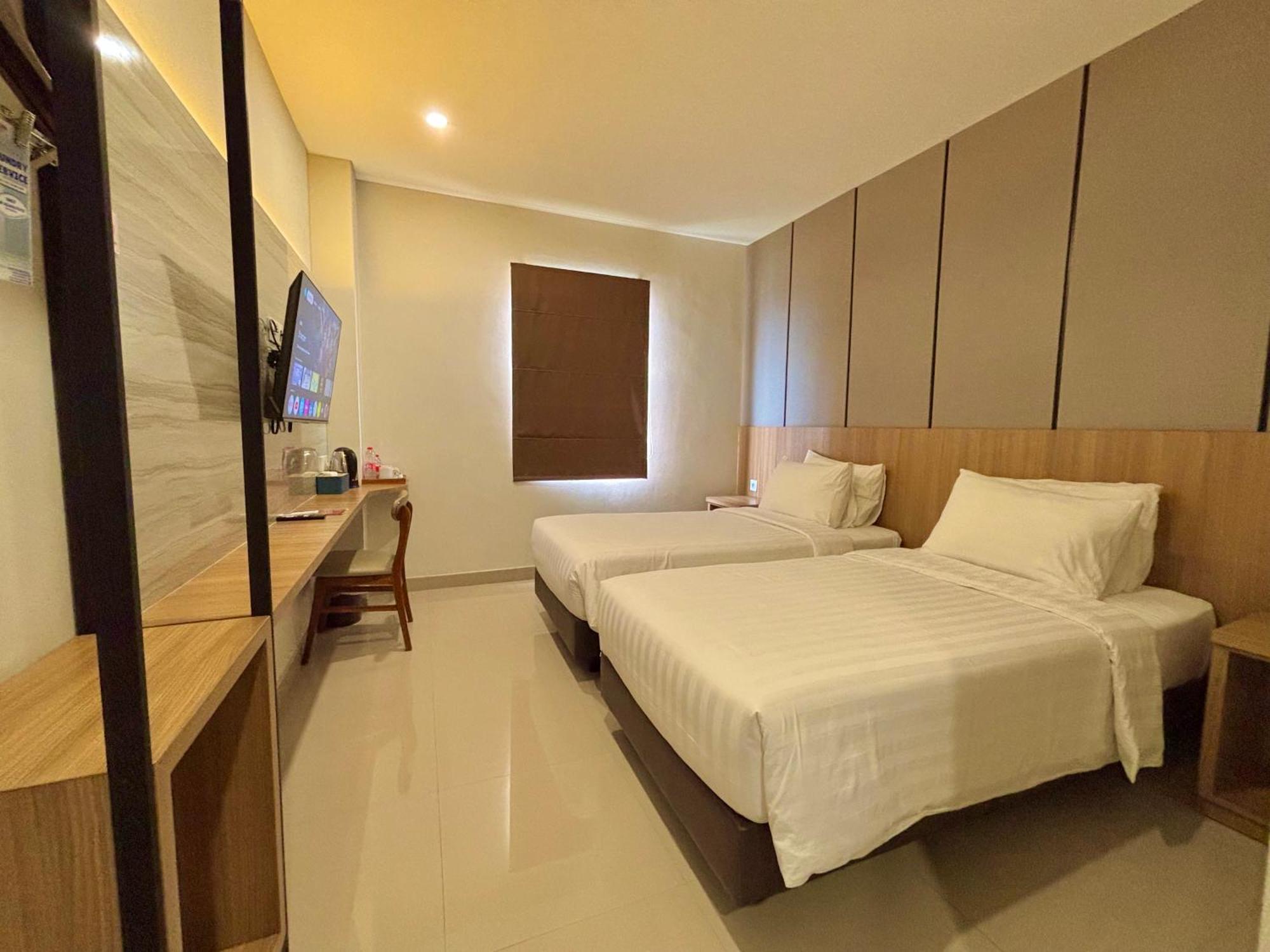 Front One Hotel Gombong Gombong  Экстерьер фото