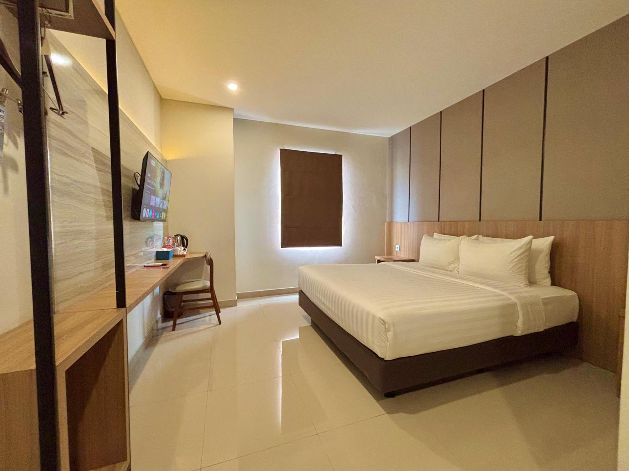 Front One Hotel Gombong Gombong  Экстерьер фото